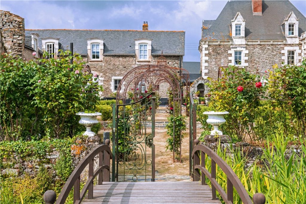 St Georges Sur Loire Chateau for sale