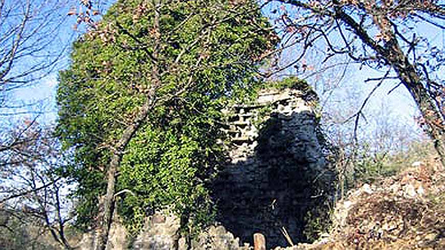 The Sentinel’s Dream: A 12th-Century Umbrian Watchtower Awaits Its Renaissance