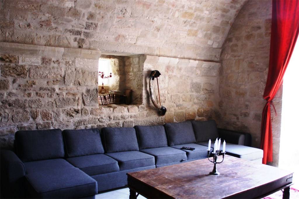 Whispers of Kings: A 13th-Century Castle Reborn in Uzès’ Golden Light