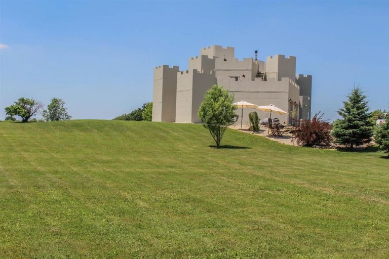 €918k Wisconsin, USA. A Modern Castle for Sale Castleist