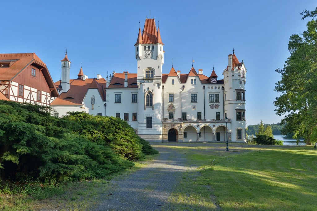 Zinkovy: A Crown of Stone, Whispers of Eight Centuries