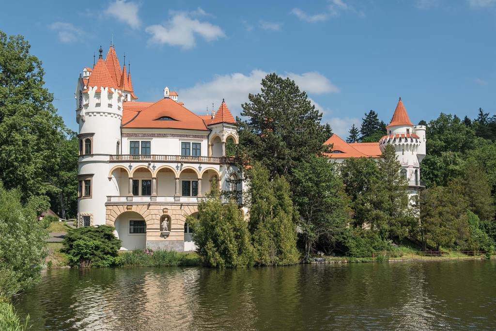 Zinkovy: A Crown of Stone, Whispers of Eight Centuries