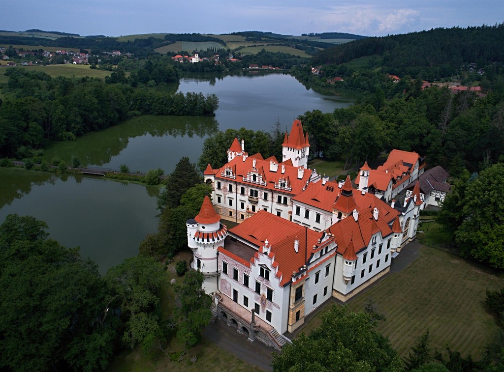 Zinkovy: A Crown of Stone, Whispers of Eight Centuries