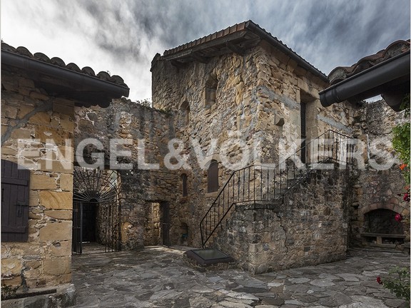 Whispers of the Cantabrian Cliffs: A XVI Century Fortress by the Sea