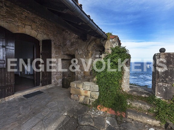 Whispers of the Cantabrian Cliffs: A XVI Century Fortress by the Sea