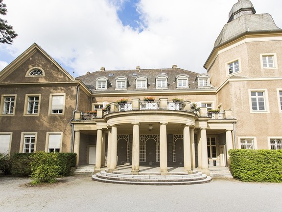 Schloss Garath: Where Centuries Whisper Through Gilded Halls