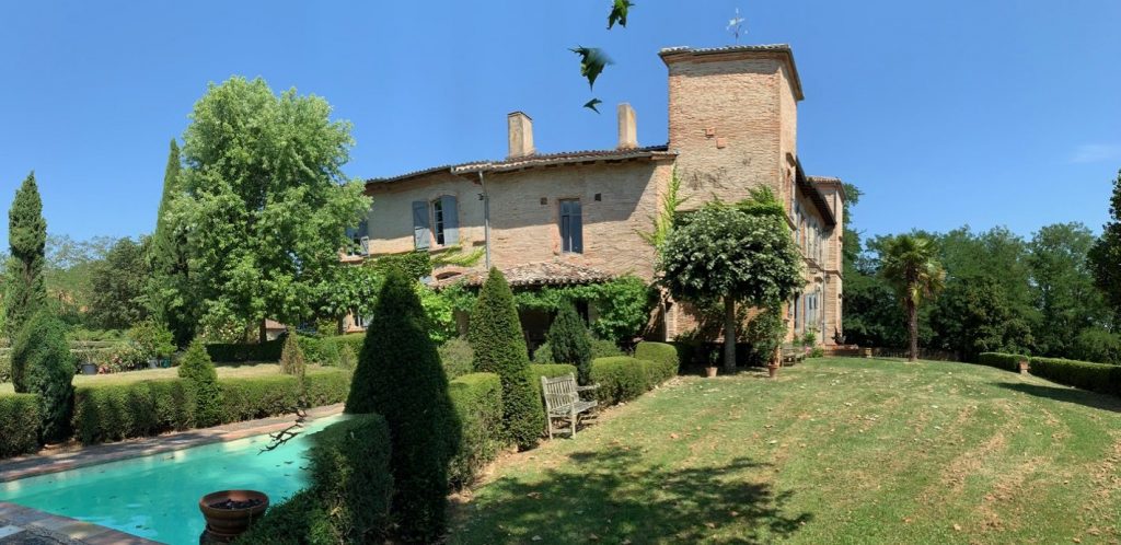 La Dolce Vita in Stone: A 17th-Century Tuscan Château’s Timeless Embrace