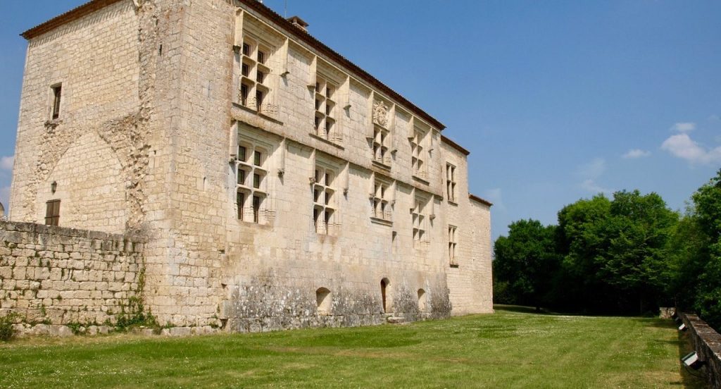 Historic 15th Century Chateau nr Cahors France for sale 4