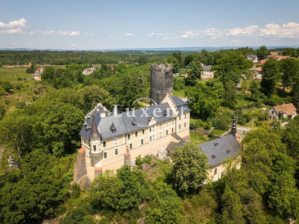 Starý Hrozňatov: A Bohemian Castle Where Time Whispers Through Stone