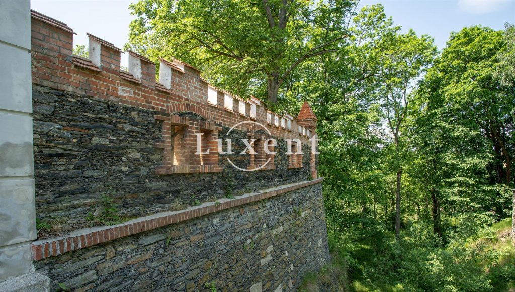 Starý Hrozňatov: A Bohemian Castle Where Time Whispers Through Stone - 5