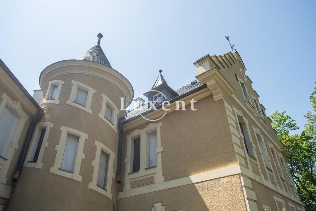 Starý Hrozňatov: A Bohemian Castle Where Time Whispers Through Stone