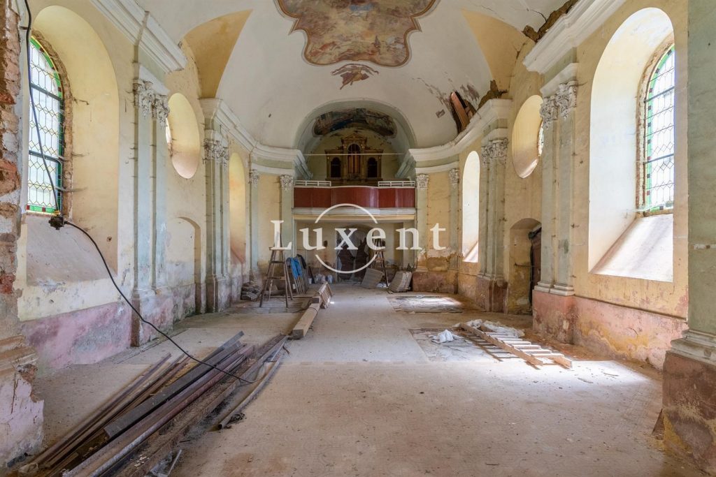Starý Hrozňatov: A Bohemian Castle Where Time Whispers Through Stone
