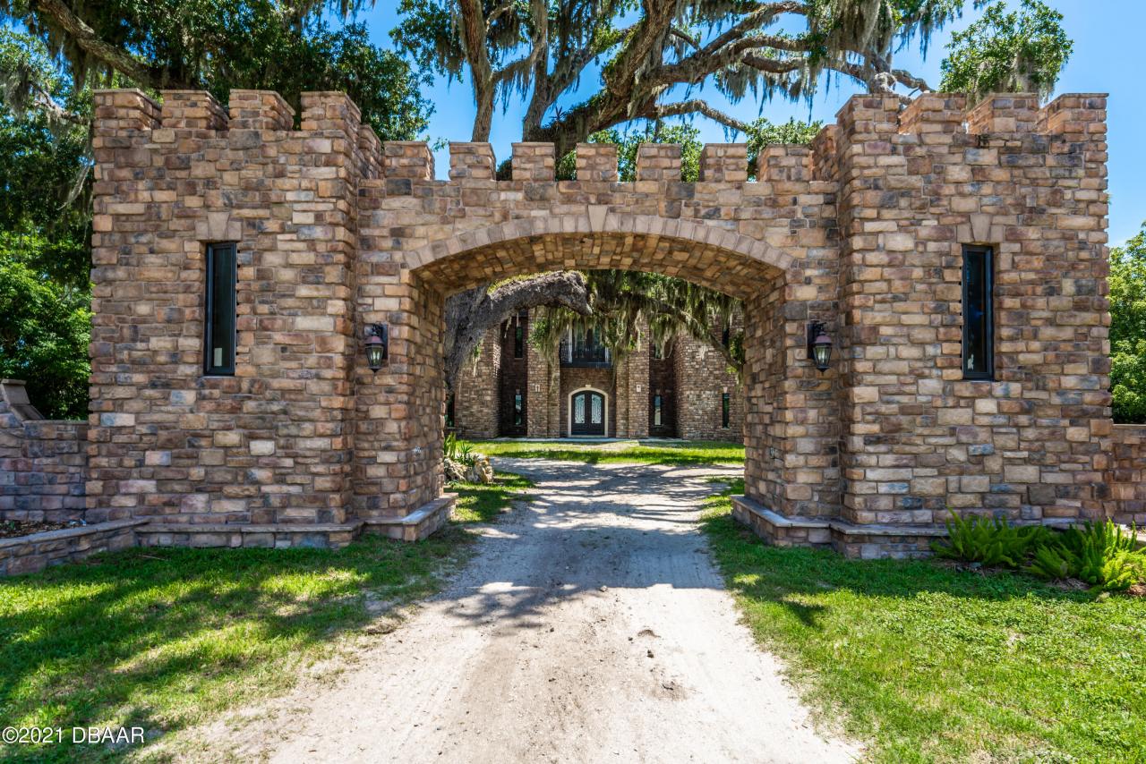 1.195m Florida, USA. Unfinished Castle For Sale, South Daytona Castleist