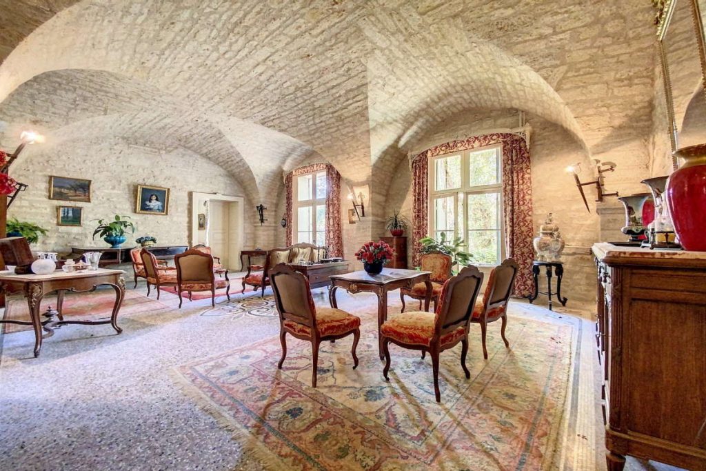 A Sunlit Castle Between Vine & Sea – Pézenas’ Timeless Crown