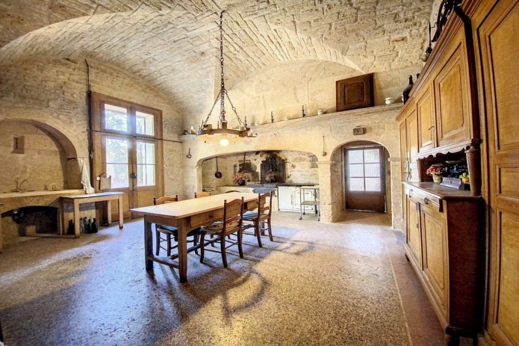 A Sunlit Castle Between Vine & Sea – Pézenas’ Timeless Crown