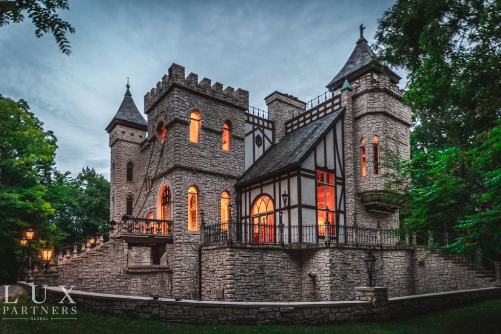 2.299m Michigan, USA. Castle For Sale With Drawbridge and Moat Castleist