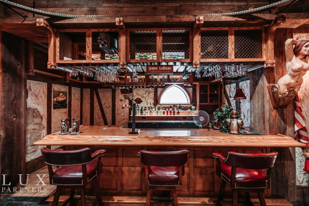 2.299m Michigan, USA. Castle For Sale With Drawbridge and Moat Castleist