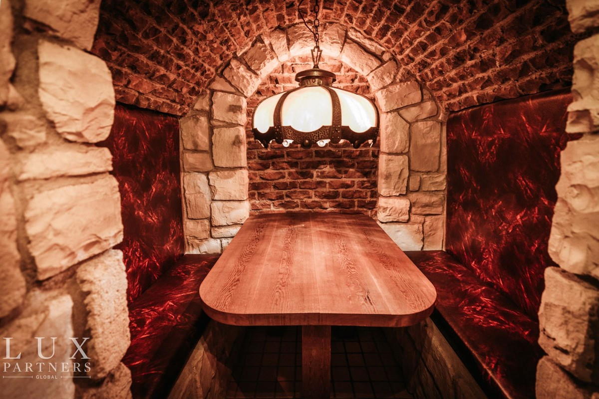 2.299m Michigan, USA. Castle For Sale With Drawbridge and Moat Castleist