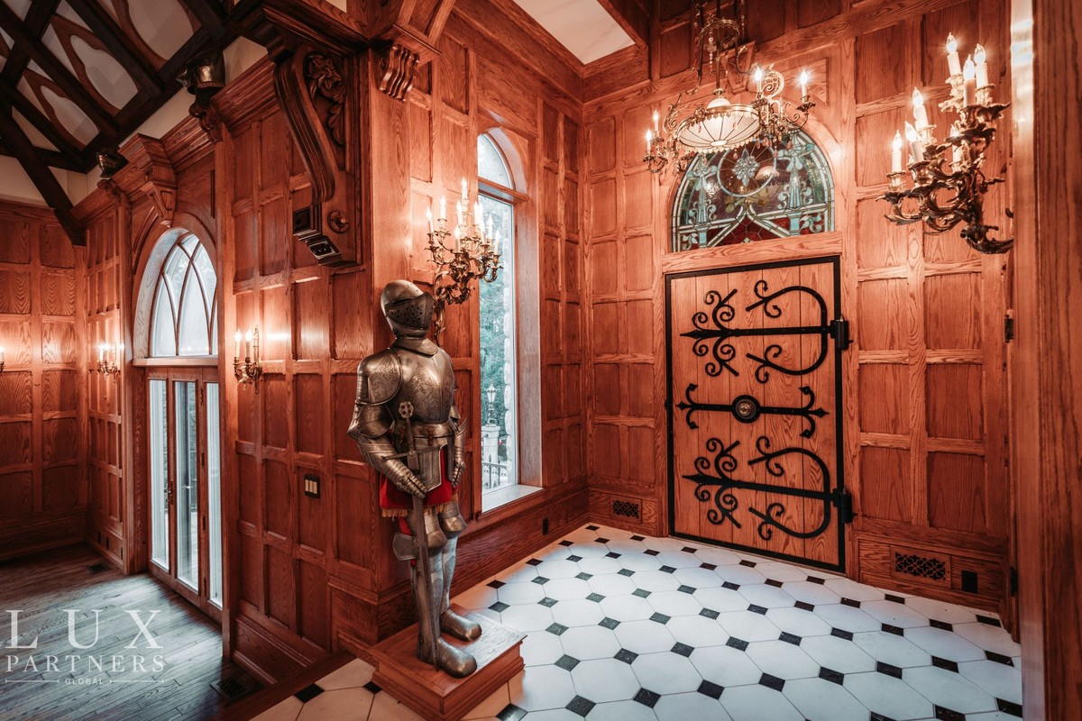 2.299m Michigan, USA. Castle For Sale With Drawbridge and Moat Castleist