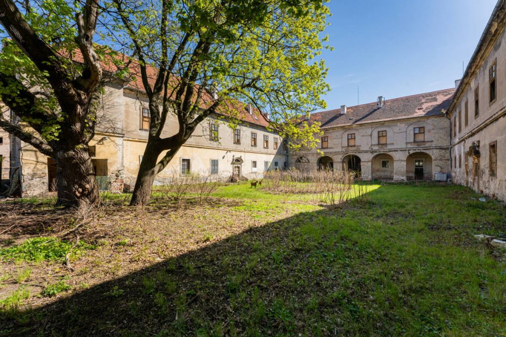 Baroque Castle for sale in Citoliby Czechia 16