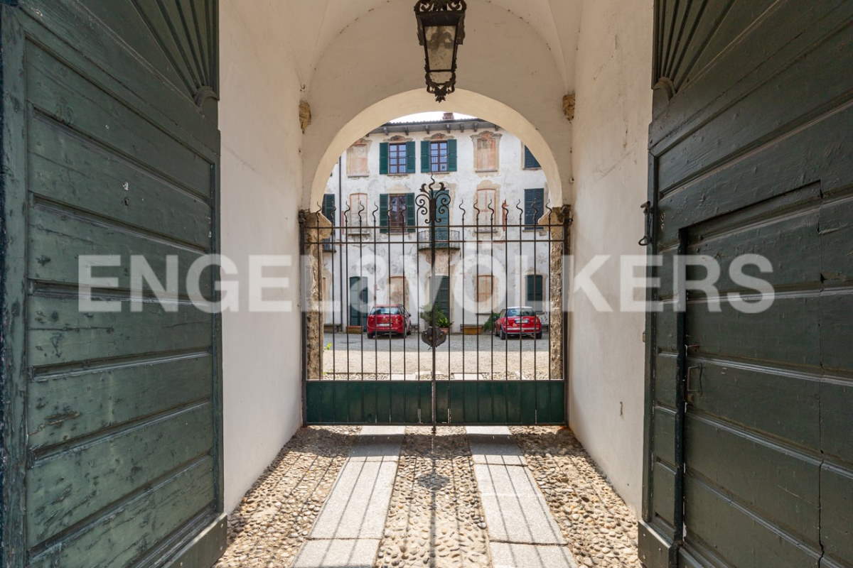 €280k Lombardy, ITALY. Besozzo Castle Apartment For Sale Castleist
