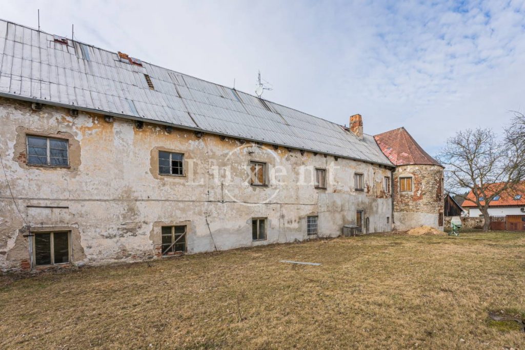 Whispers of the Rosenberg: A 15th-Century Fortress by the Silvered Pond