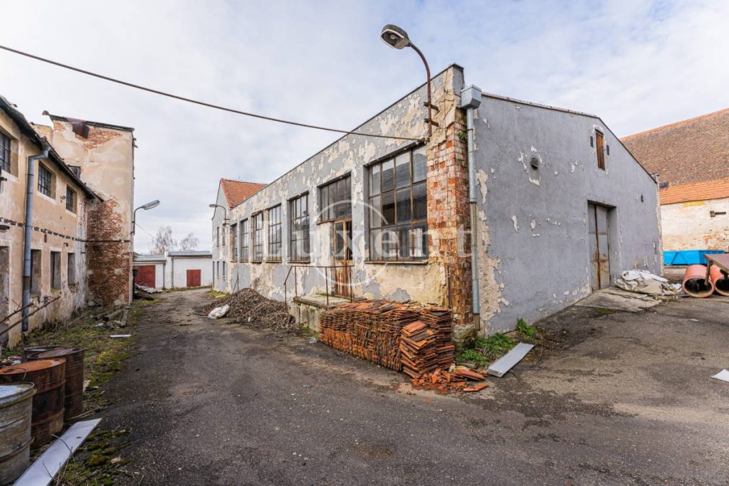 Whispers of the Rosenberg: A 15th-Century Fortress by the Silvered Pond - 5