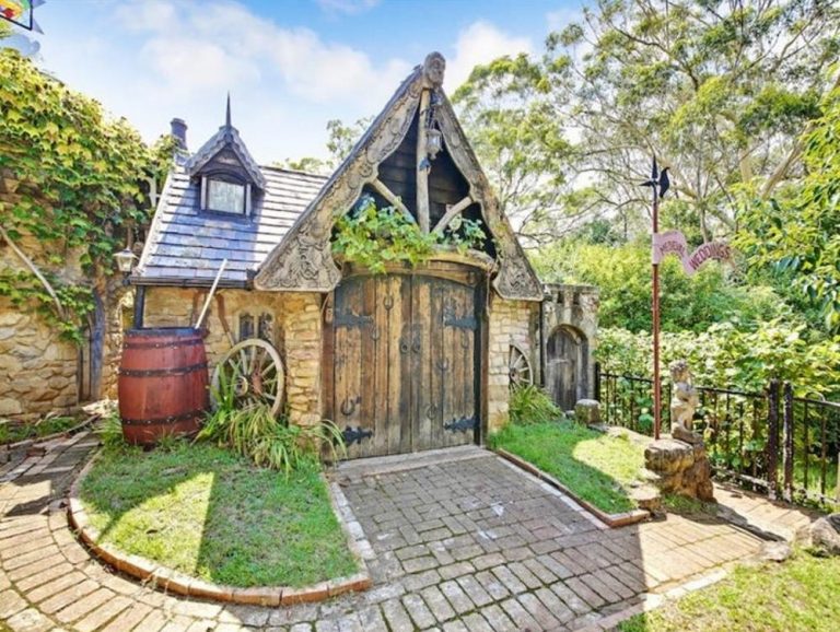 AUSTRALIA. The Castle For Sale in Leumeah, Sydney Castleist