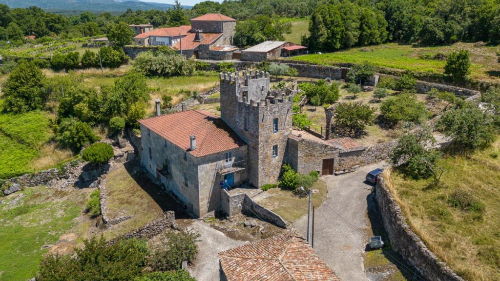 The Watchtower Pazo: A 16th-Century Baroque Fortress Amidst Galicia’s Golden Hills