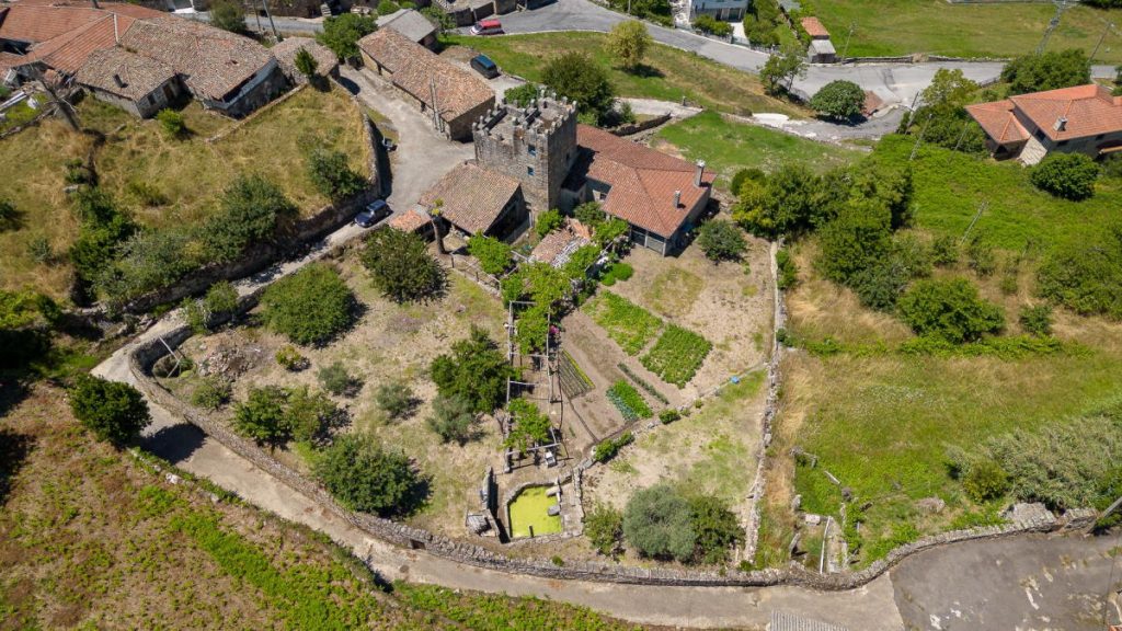 The Watchtower Pazo: A 16th-Century Baroque Fortress Amidst Galicia’s Golden Hills