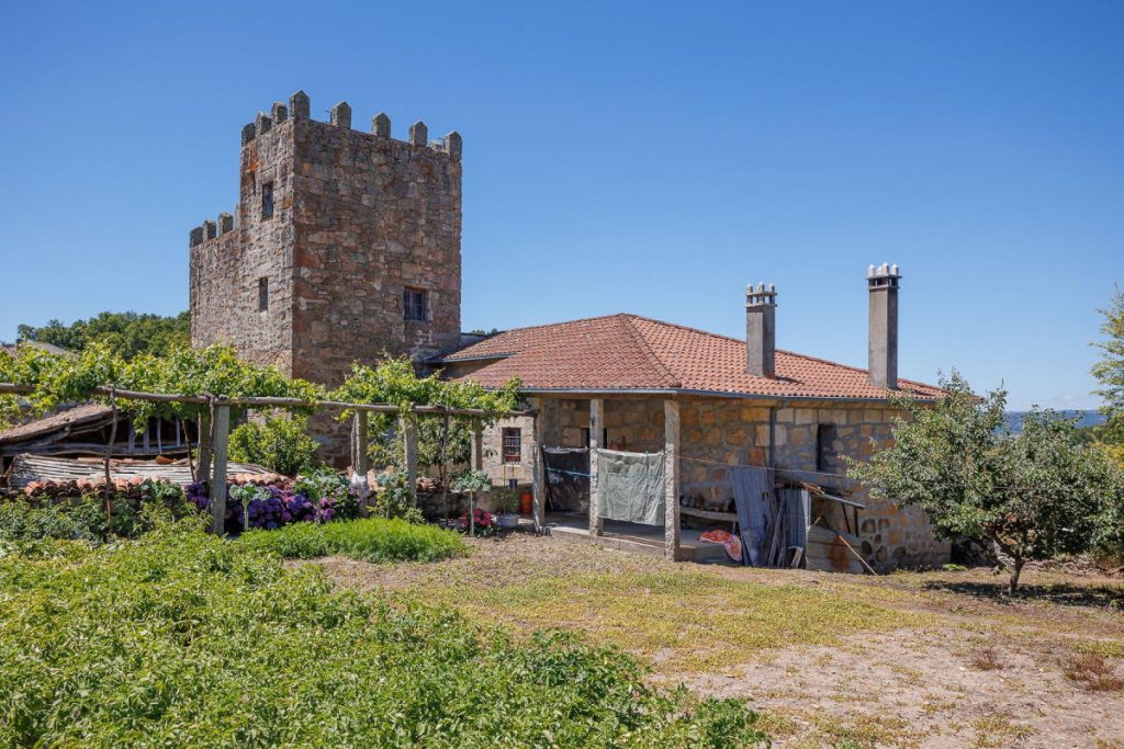The Watchtower Pazo: A 16th-Century Baroque Fortress Amidst Galicia’s Golden Hills