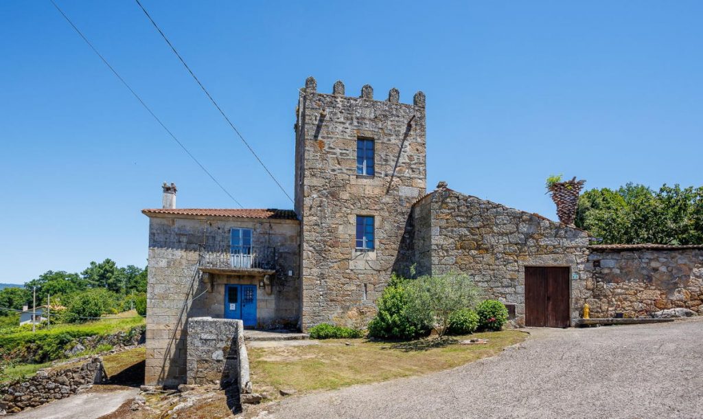 The Watchtower Pazo: A 16th-Century Baroque Fortress Amidst Galicia’s Golden Hills