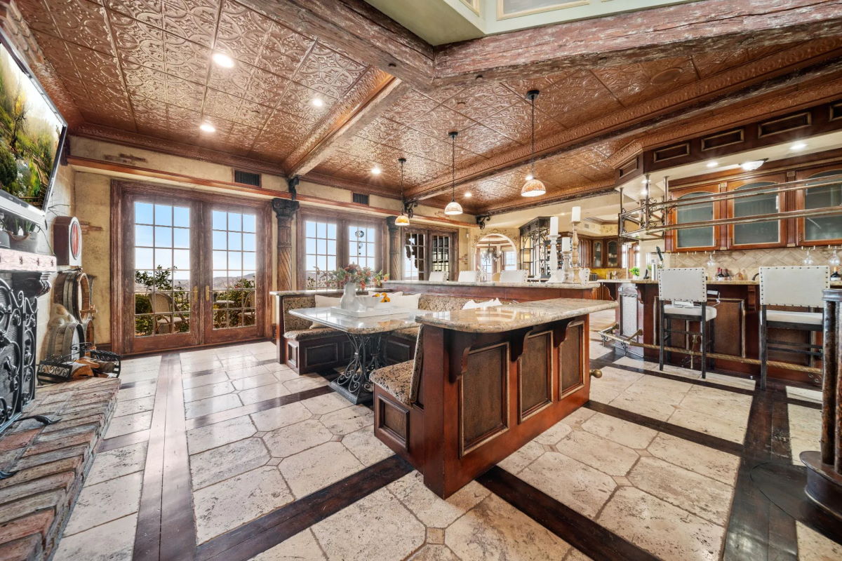 5.995m California, USA. The Burbank Castle is For Sale Castleist