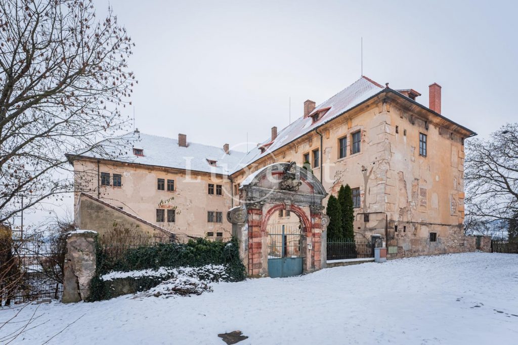 Žitenice’s Baroque Crown: A Castle Woven with Time and Light