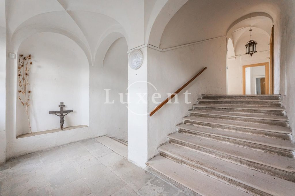 Žitenice’s Baroque Crown: A Castle Woven with Time and Light