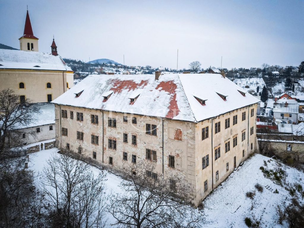 Žitenice’s Baroque Crown: A Castle Woven with Time and Light