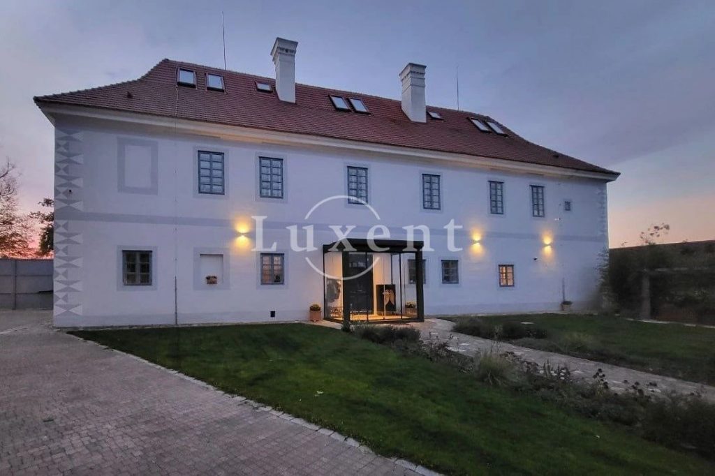 Renovated 16th century Renaissance castle for sale in Czechia 4